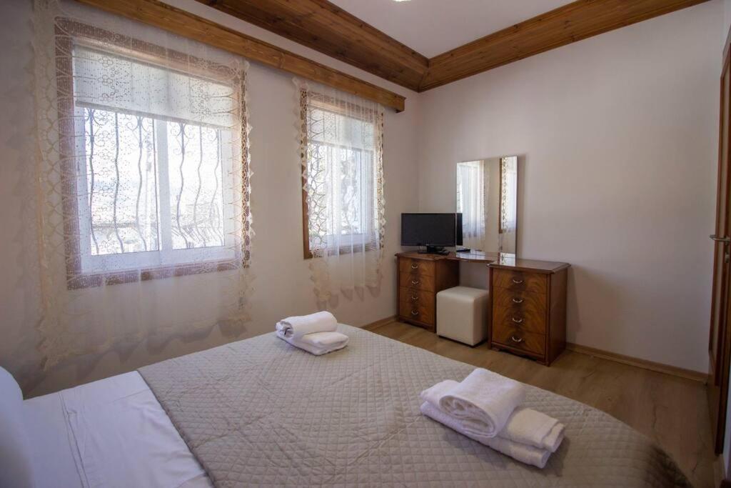 Emblematic House 3 Appartement Gjirokastër Buitenkant foto